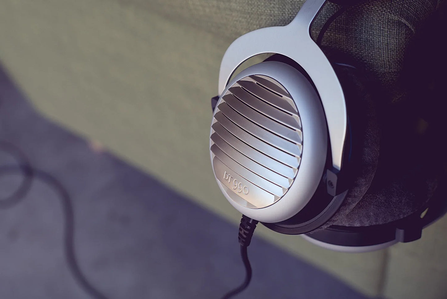 beyerdynamic DT 990 Edition 32 Ohm Over-Ear-Stereo Headphones. Open design, wired, high-end, for tablet and smartphone